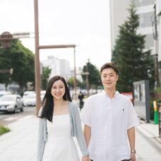 北海道・札幌の街景を背景にした入籍当日の記念撮影｜ST WEDDING