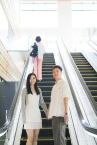 飾らない自然な表情を捉えた、札幌区役所内での記念写真