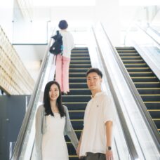 飾らない自然な表情を捉えた、札幌区役所内での記念写真