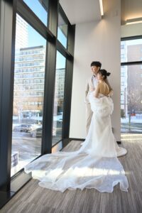 札幌での婚姻届提出当日、室内自然光による記念写真｜ST WEDDING