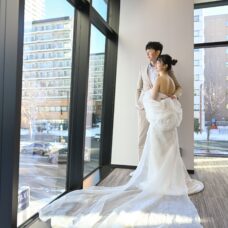 札幌での婚姻届提出当日、室内自然光による記念写真｜ST WEDDING