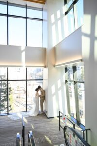 札幌区役所、室内自然光での婚姻届提出記念写真｜ST WEDDING