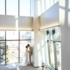 札幌区役所、室内自然光での婚姻届提出記念写真｜ST WEDDING