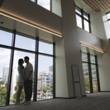 札幌区役所、室内自然光で撮影した婚姻届提出の記念写真｜ST WEDDING