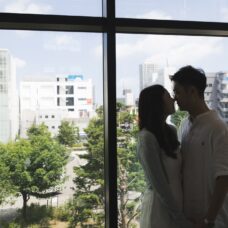 自然光が美しい札幌区役所内の記念撮影
