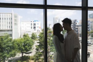 自然光が美しい札幌区役所内の記念撮影