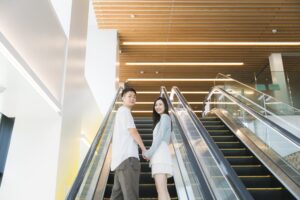 フィルムのような柔らかな質感、札幌での室内自然光ポートレート