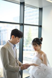 札幌市役所内、自然光の下でのウェディングフォト