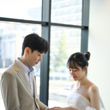 札幌市役所内、自然光の下でのウェディングフォト