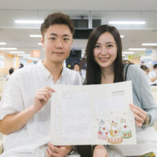 札幌にて入籍当日を迎えた新郎新婦の記念スナップ