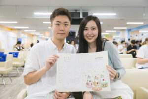 札幌にて入籍当日を迎えた新郎新婦の記念スナップ
