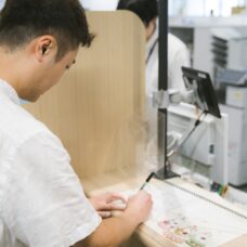 札幌にて婚姻届の記入を行うお二人