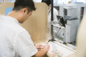札幌にて婚姻届の記入を行うお二人