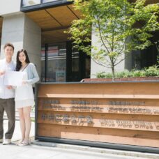 札幌での婚姻届提出当日、幸せなお二人の記念写真｜ST WEDDING