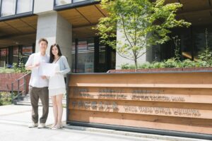 札幌での婚姻届提出当日、幸せなお二人の記念写真｜ST WEDDING