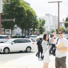 札幌にて入籍当日を迎えた新郎新婦の記念スナップ