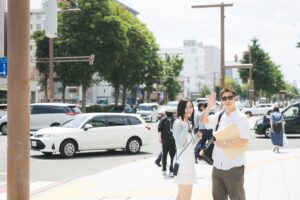 札幌にて入籍当日を迎えた新郎新婦の記念スナップ