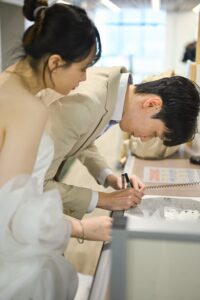 札幌での婚姻届提出、署名の瞬間｜ST WEDDING