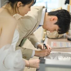 札幌での婚姻届提出、署名の瞬間｜ST WEDDING