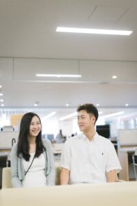 札幌での婚姻届提出当日、幸せなお二人の記念写真|ST WEDDING