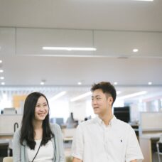 札幌での婚姻届提出当日、幸せなお二人の記念写真｜ST WEDDING