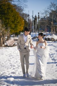 北海道の冬景色、雪の中での入籍記念写真｜ST WEDDING