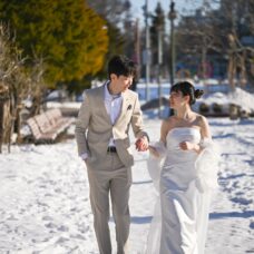 北海道の冬景色、雪の中での入籍記念写真｜ST WEDDING