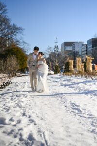 大通公園の雪景色を背景にした記念撮影