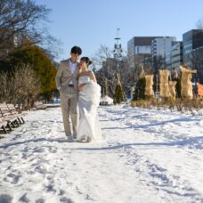 大通公園の雪景色を背景にした記念撮影
