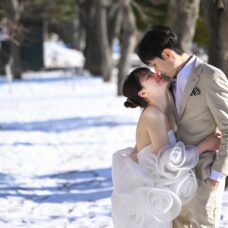 札幌の雪景色の中で迎えた婚姻届提出当日の記念写真｜ST WEDDING