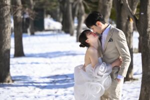 札幌の雪景色の中で迎えた婚姻届提出当日の記念写真｜ST WEDDING